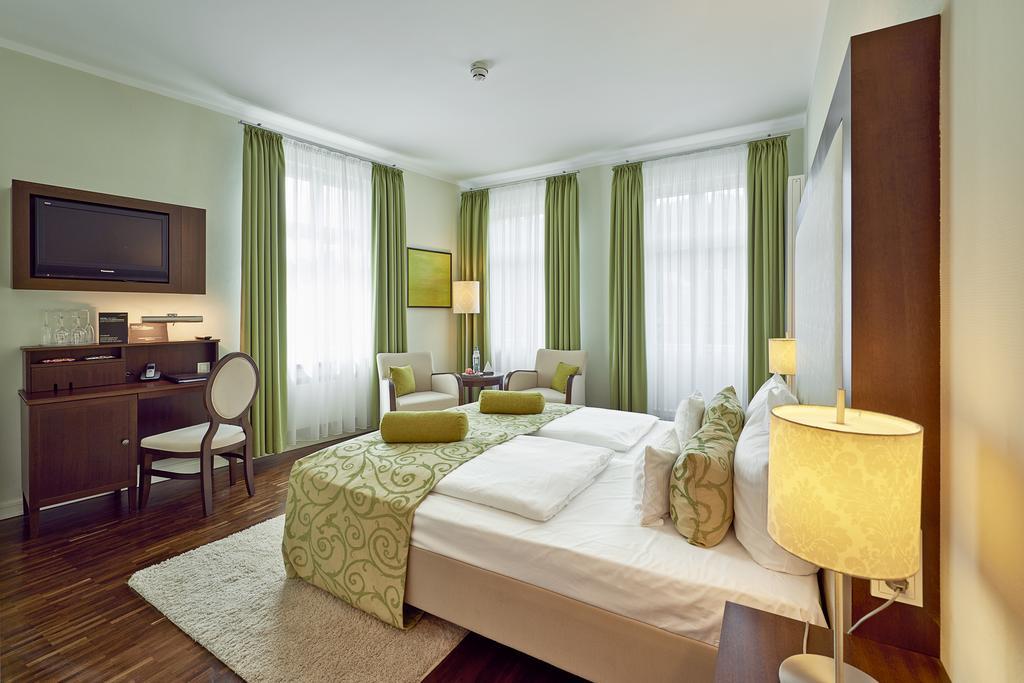 โรงแรมเอลบ์เรสซิเดนซ์ อัน แดร์ เทอร์เมอ บัด ชันเดา บาดชานเดา ภายนอก รูปภาพ A typical hotel room